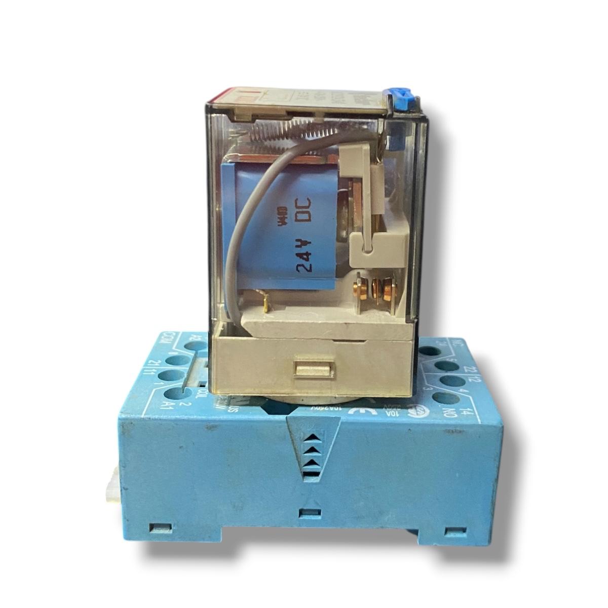 Finder 60.12.9.024.0040 Con Base 90.20 relé electromecánico